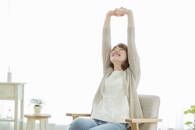 食生活や運動でおなら対策をする女性