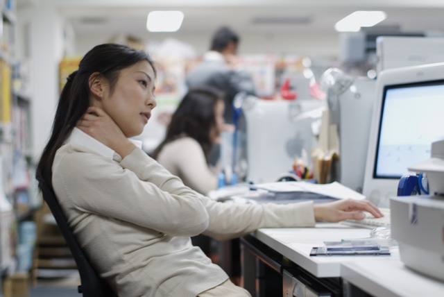 生理前で体調不良の女性