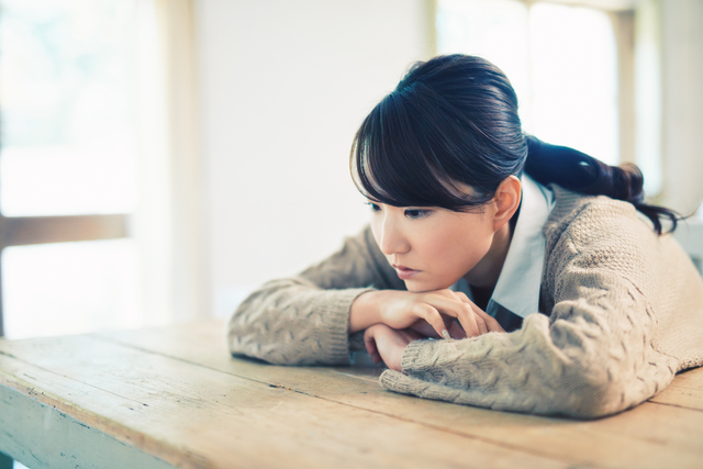 不正出血と腹痛に悩む女性