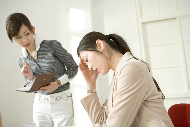 生理中の体調不良に悩む女性