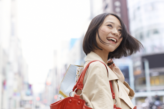 生理中の臭い対策をしている女性