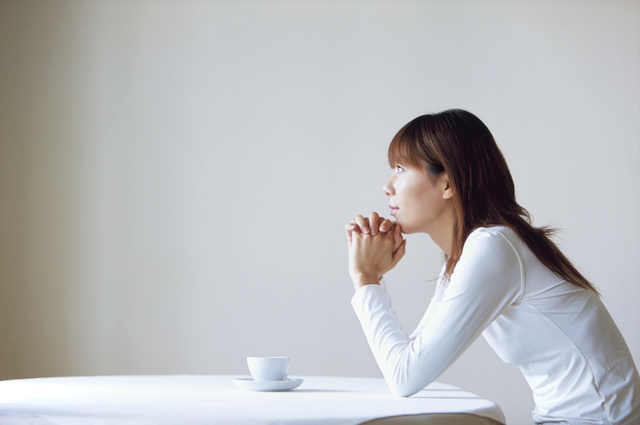 茶色の不正出血があり悩む女性