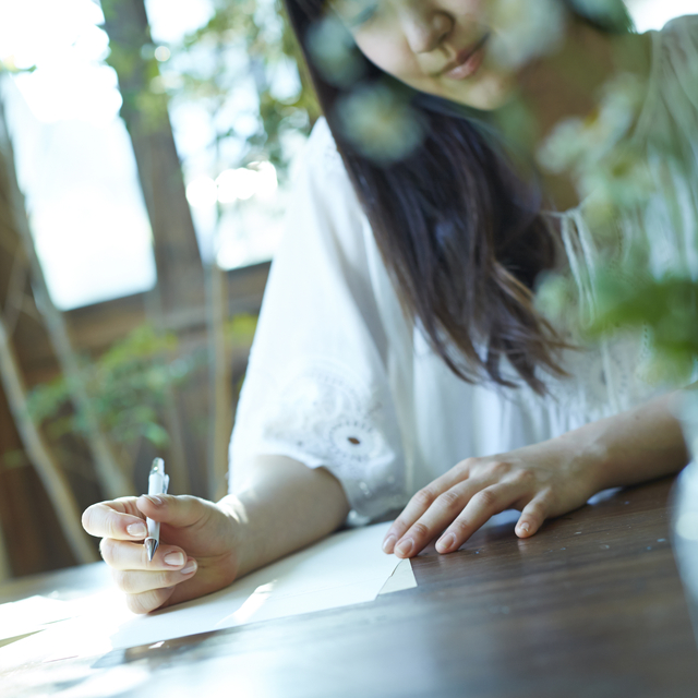 生理周期を確認する女性