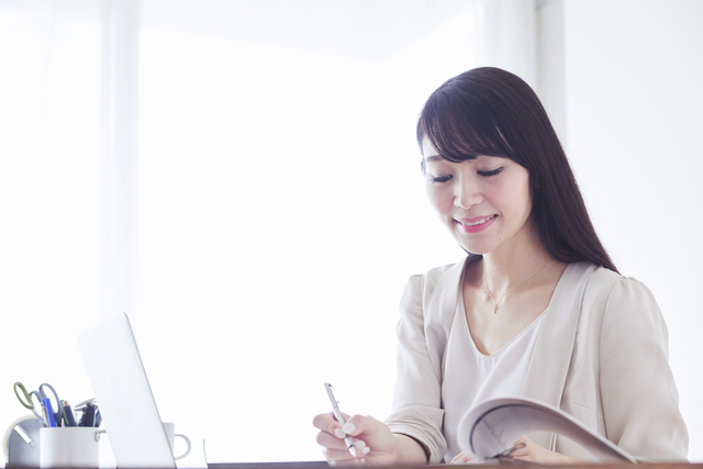 生理周期を確認する女性