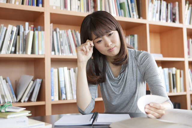 不正出血と腰痛の関係について考える女性