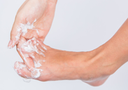 ② 足全体を優しく洗います。とくに指の間は汚れが溜まりやすいので、指を開いて丁寧に洗いましょう。