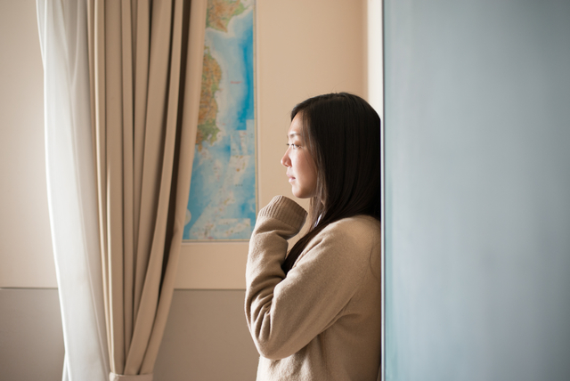 生理の影響で気分が落ち込む女性
